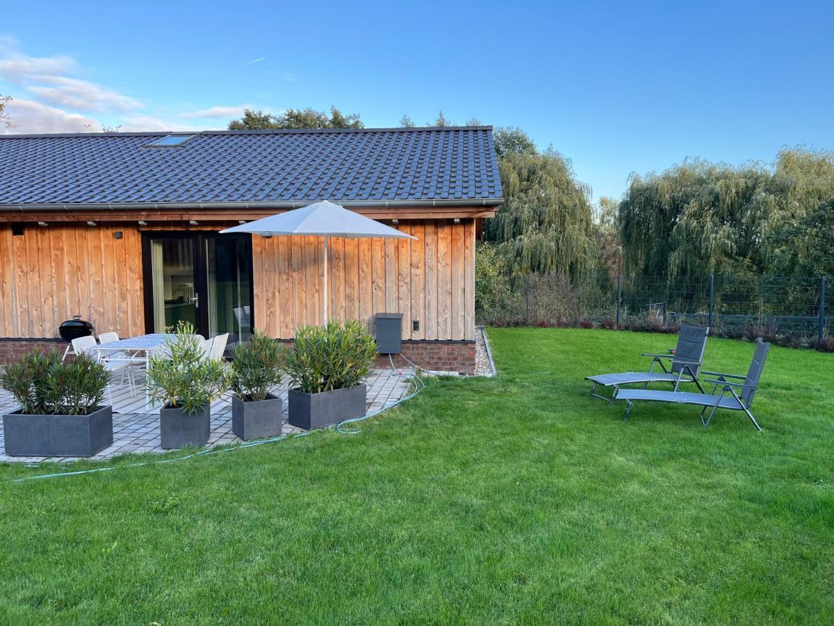 Ferienhaus Auszeit Mit Sauna Schwarz Exterior photo